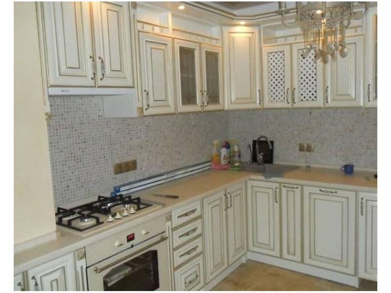 угловая кухня в классическом стиле в Тюмени