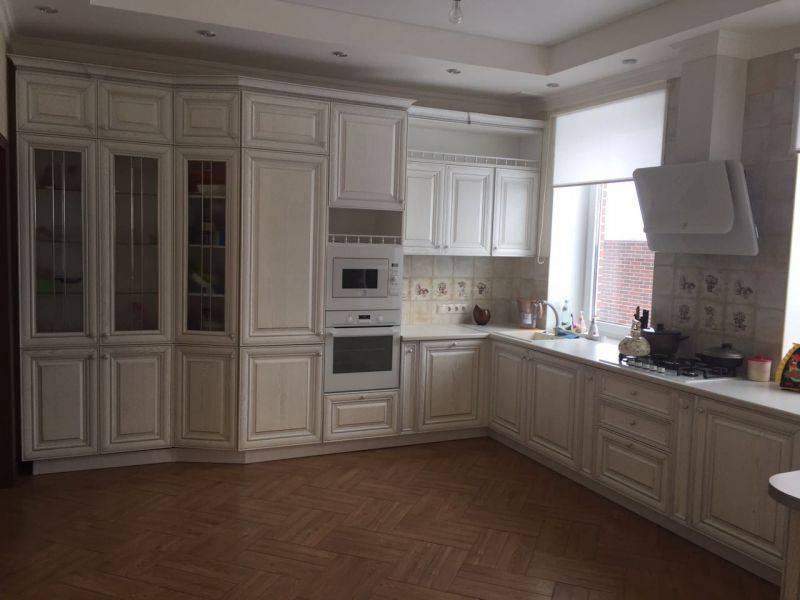 классическая белая кухня в Тюмени