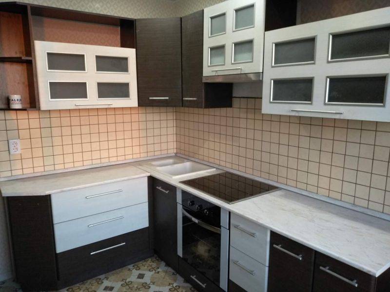 угловая кухня комбинированные фасады в Тюмени
