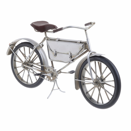 модель bicycle серебристого цвета в Тюмени